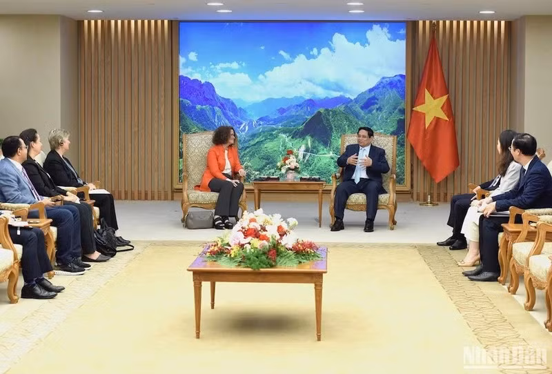 Le Premier ministre Pham Minh Chinh et a directrice nationale de la Banque mondiale (BM) pour le Vietnam, Carolyn Turk. Photo : NDEL.