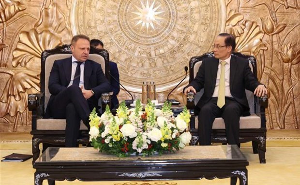 Le chef de la Commission des relations extérieures du Comité central du PCV, Lê Hoài Trung (à droite) et le ministre italien de l’Agriculture, de la Souveraineté alimentaire et des Forêts, Francesco Lollobrigida. Photo : VNA.