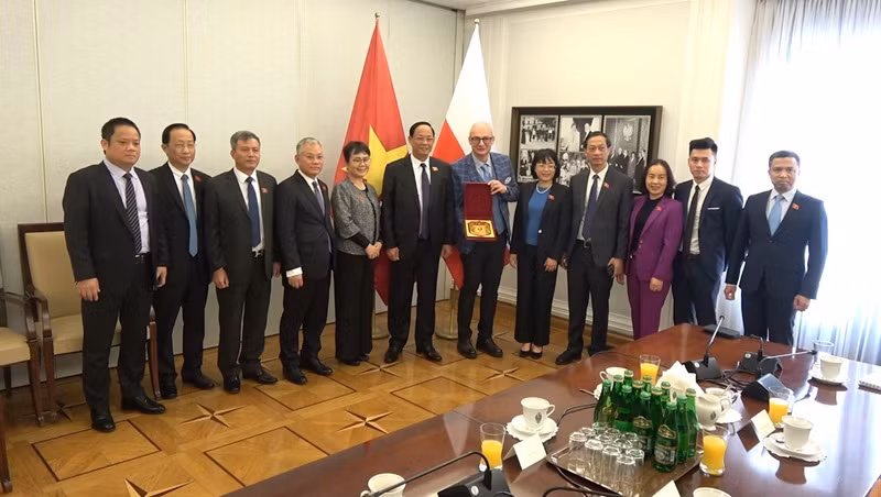 La délégation vietnamienne prend un photo souvenir avec le Vice-Président du Sénat polonais, Michal Kaminski. Photo : daibieunhandan. 