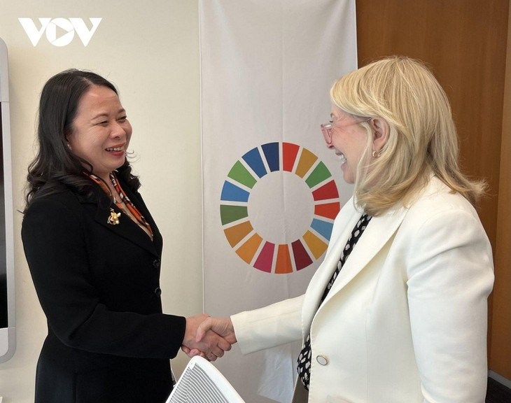 La Vice-Présidente vietnamienne, Vo Thi Anh Xuân (à gauche) et Catherine Mary Russell, directrice générale de l’UNICEF. Photo : VOV. 