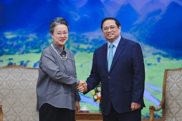  Le Premier ministre Pham Minh Chinh et Mme Armida Salsiah Alisjahbana, secrétaire générale adjointe des Nations Unies et secrétaire exécutive de la CESAP. Photo : VGP.