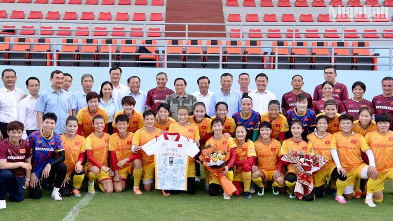 Le Premier ministre Pham Minh Chinh et des joueuses vietnamiennes. Photo : NDEL.