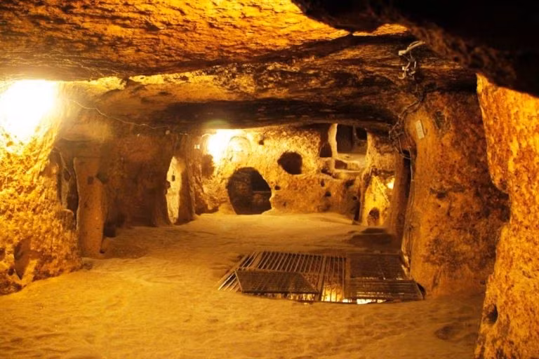 À l'intérieur des tunnels de Cu Chi. Photo : Petrotimes.vn