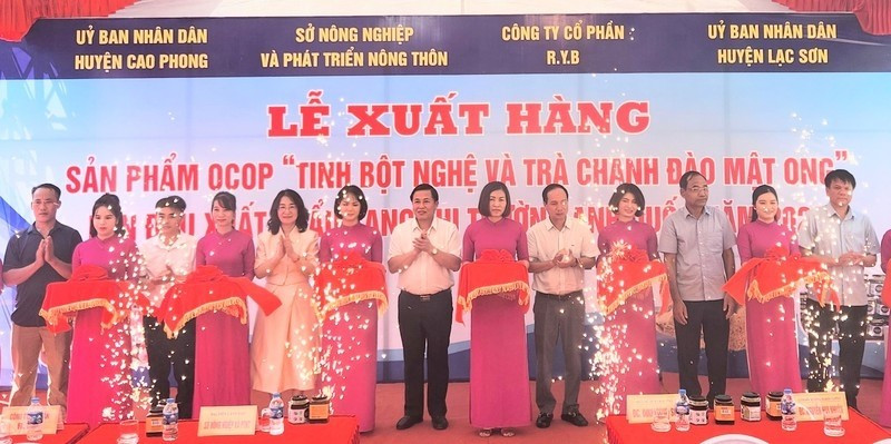 La cérémonie marquant l'exportation du premier lot d'amidon de curcuma et de thé au citron au miel vers le Royaume-Uni. Photo : thoidai.com.vn