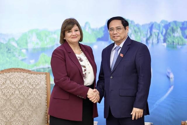 Le Premier ministre vietnamien, Pham Minh Chinh, et l’ambassadrice d’Égypte au Vietnam, Amal Abdel Kader Elmorsi Salama. Photo : NDEL.