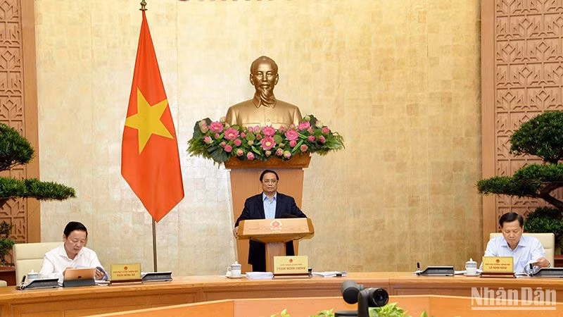 Le Premier ministre vietnamien, Pham Minh Chinh, a présidé le 4 juillet à Hanoï une téléconférence entre le Gouvernement et les localités. Photo : NDEL.