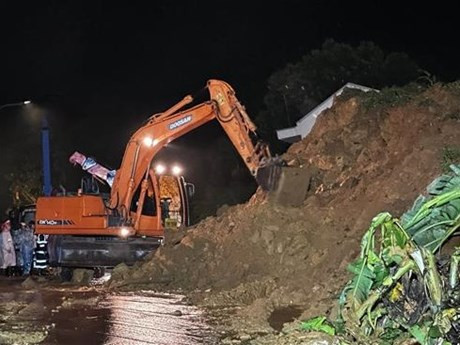 Les secouristes recherchent jour et nuit des victimes dans le glissement de terrain au col de Bao Loc. Photo: VNA