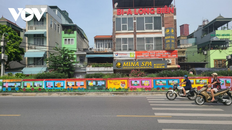 La peinture murale embellit toute la digue. Photo : VOV.