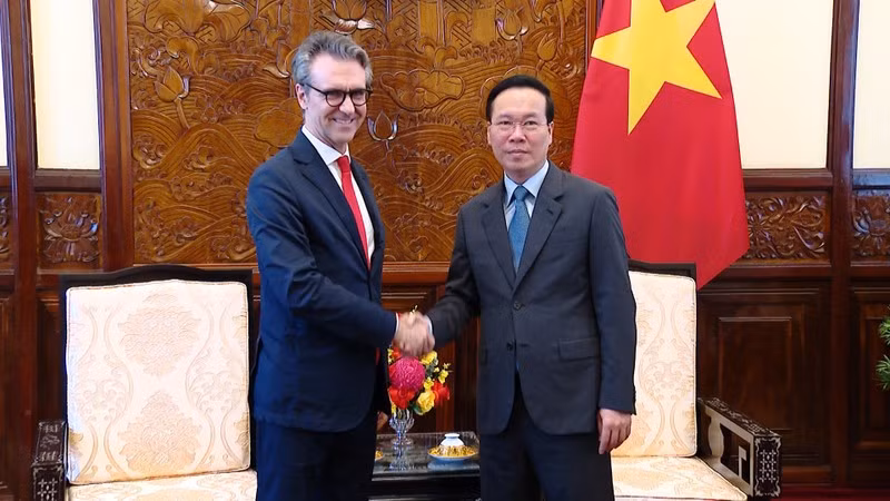 Le Président du Vietnam, Vo Van Thuong (à droite) et le chef de la Délégation de l’Union européenne au Vietnam Giorgio Aliberti. Photo : VNA.
