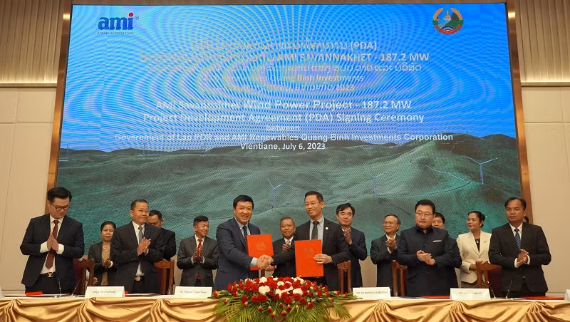 La cérémonie de signature de l'accord pour développer un projet de centrale éolienne dans la province laotienne de Savannakhet. Photo : dautu.