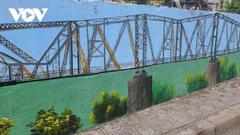 Le pont Long Biên est magnifiquement reproduit.