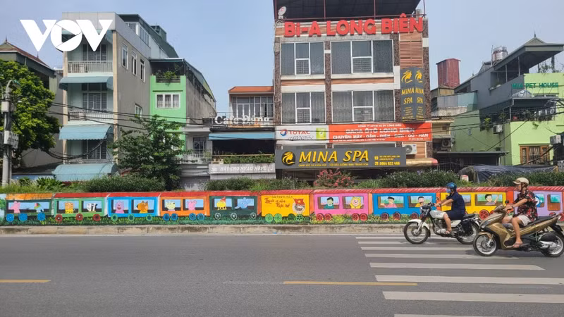 La peinture murale embellit toute la digue. Photo : VOV.