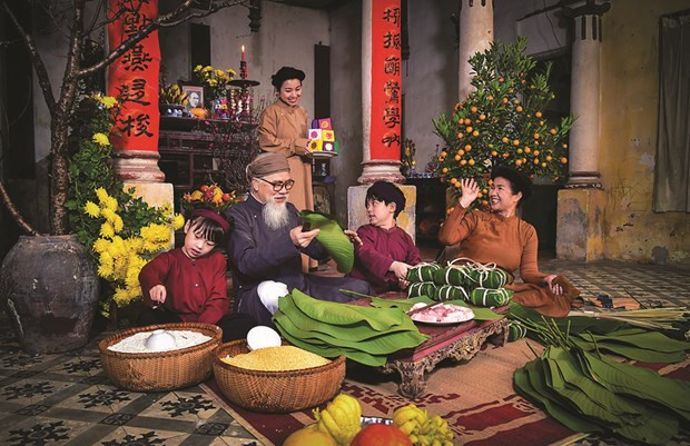 Confection du bánh chung (gâteaux carré de riz gluant) pour le Têt. Photo : CVN/VNA.