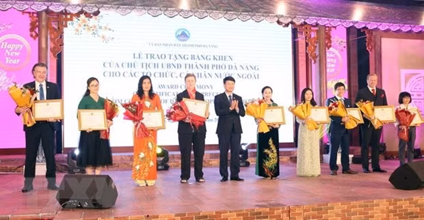 Rencontre avec des étrangers à l'occasion du Nouvel An lunaire 2023 à Dà Nang. Photo : VNA.