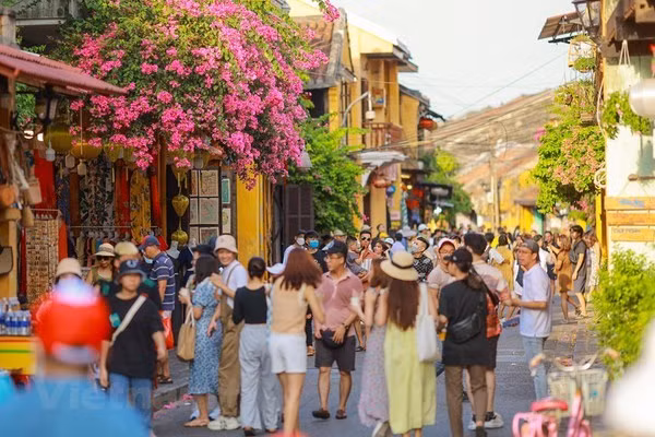 Des touristes visitent à Hoi An, province de Quang Nam. Photo: VNA