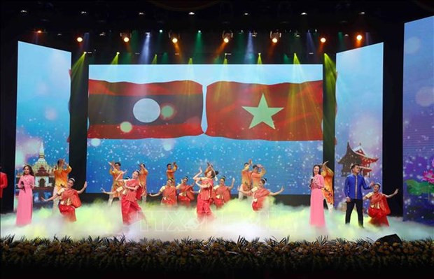 Un numéro artistique lors du programme sur les relations entre le Vietnam et le Laos. Photo: VNA
