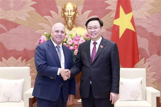 Le Président de l’Assemblée nationale, Vuong Dinh Huê (à droite) serre la main du trésorier de l’État australien de Victoria, Tim Pallas. Photo : VNA.