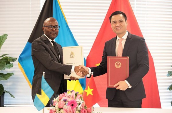 L'ambassadeur Dang Hoàng Giang (gauche) et l'ambassadeur Stan Oduma Smith. Photo : VNA.