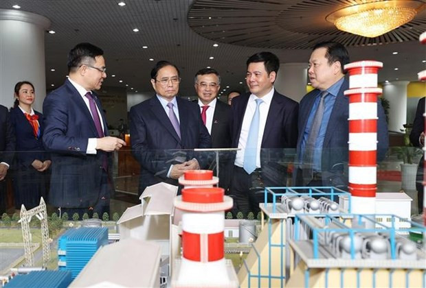 Le Premier ministre Pham Minh Chinh écoute une présentation sur les activités d'exploitation pétrolière et gazière. Photo: VNA