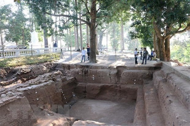 Fouilles archéologiques dans la cour de la pagode Linh Son Cô Tu, dans le vestige national spécial de Óc Eo-Ba Thê, dans le district de Thoai Son, province de An Giang. Photo : VNA.