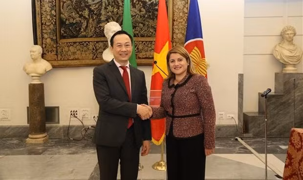 L’ambassadeur du Vietnam en Italie Duong Hai Hung et la vice-ministre italienne des Affaires étrangères, Maria Tripodi. Photo : VNA