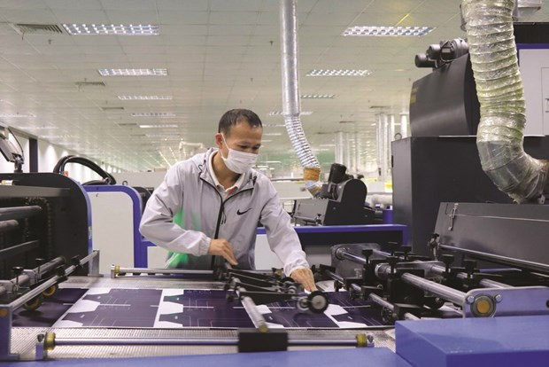 Dans l’atelier de la Sarl de l’imprimerie des enveloppes YOTO dans la zone industrielle de Quê Vo à Bac Ninh. Photo: CVN/VNA