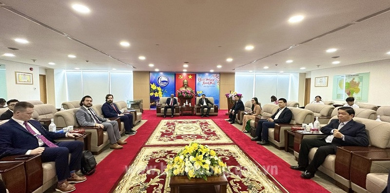 Le vice-président permanent du Comité populaire de Binh Duong, Mai Hùng Dung, reçoit une délégation de l’État américain du Nebraska. Photo : thoidai.com.vn