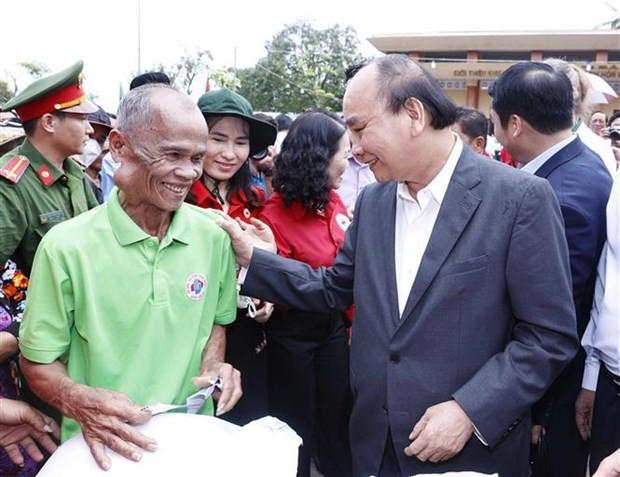 Le Président Nguyên Xuân Phuc dans le district de Hon Dat. Photo: VNA