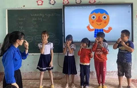 L'institutrice Trân Thi Hoàng Trâm et ses élèves issus de l'ethnie minoritaire H'rê. Photo : TT/CVN 