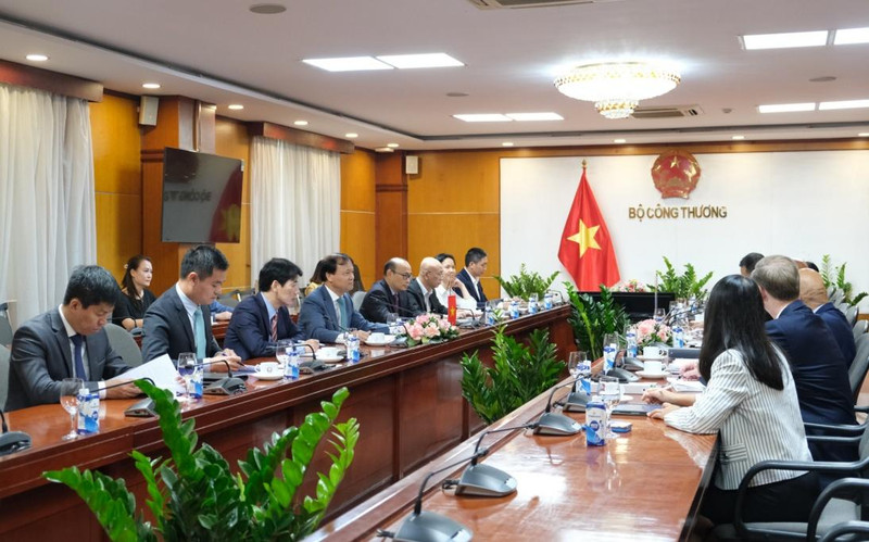 Séance de travail entre entre le vice-ministre vietnamien de l’Industrie et du Commerce, Dô Thang Hai, et Arun Venkataraman, secrétaire adjoint au commerce pour les marchés mondiaux et directeur général du service commercial américain et étranger. Photo : moit.gov.vn 