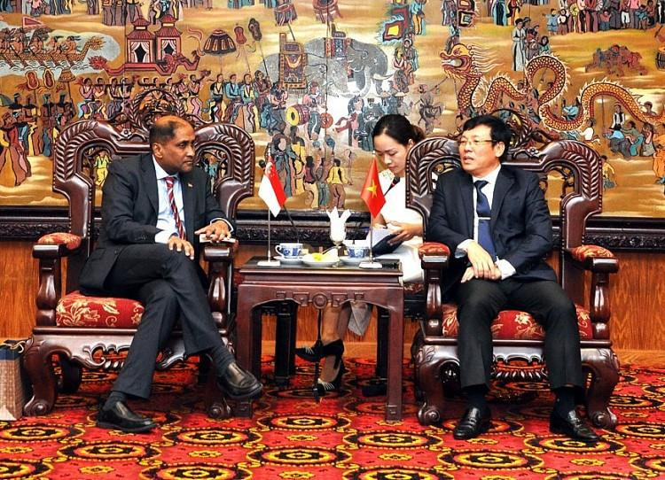 Le président du comité populaire de Vinh Phuc, Le Duy Thanh, et l’ambassadeur de Singapour au Vietnam, Jaya Ratnam. Photo : thoidai.com.vn