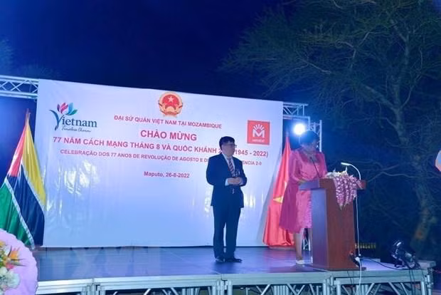 La ministre mozambicaine de l’Éducation et du Développement des ressources humaines, Carmelita Rita Namashulua, prend la parole lors de la cérémonie. Photo : VNA.