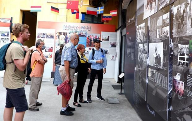Des touristes à la Maison centrale de Hoa Lo. Photo : VNA.