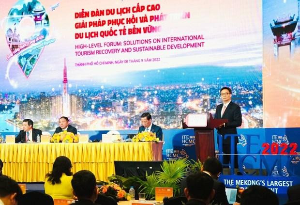 Le Vice-Premier ministre Vu Duc Dam s'exprime lors du forum. Photo: VNA 