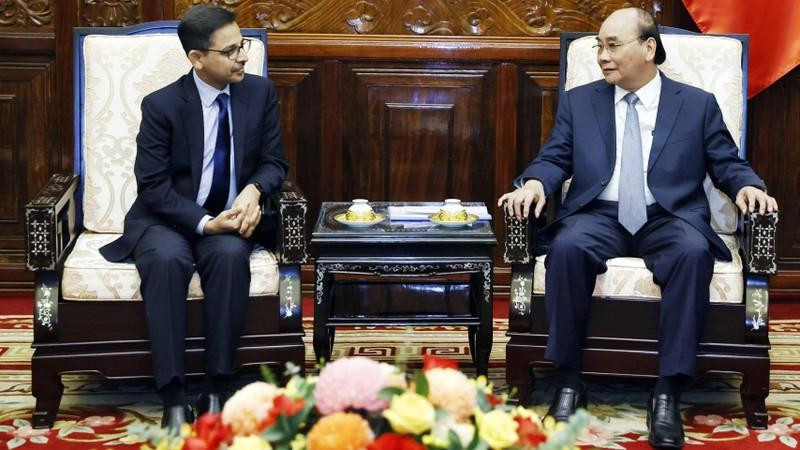 Le Président Nguyên Xuân Phuc et l'ambassadeur indien Pranay Verma. Photo : VNA
