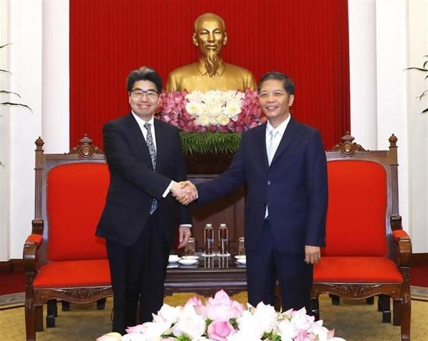Trân Tuân Anh (droite), membre du Bureau politique, président de la Commission économique du Comité central du Parti, et Hayashi Nobumitsu, gouverneur de la JBIC. Photo : VNA. 