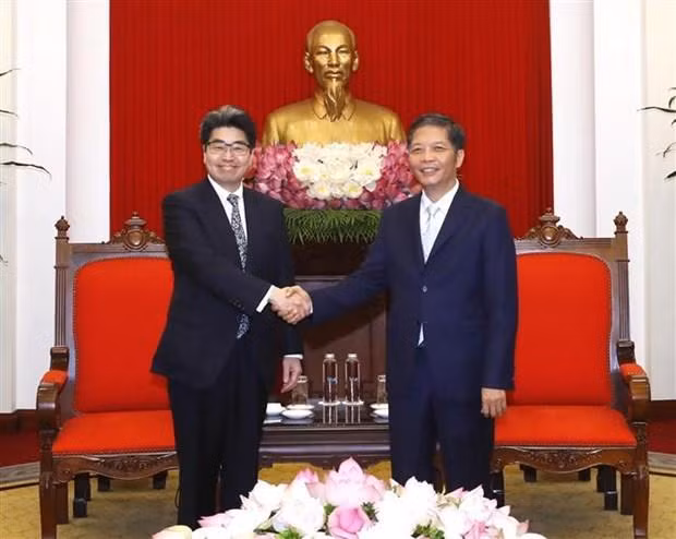 Trân Tuân Anh (droite), membre du Bureau politique, président de la Commission économique du Comité central du Parti, et Hayashi Nobumitsu, gouverneur de la JBIC. Photo : VNA. 