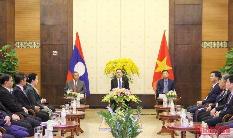 Le vice-président de l’Assemblée nationale vietnamienne, Trân Thanh Mân. rencontre les délégués vietnamiens et laotiens participant au 5e festival d’amitié entre les peuples Vietnam – Laos. Photo : NDEL