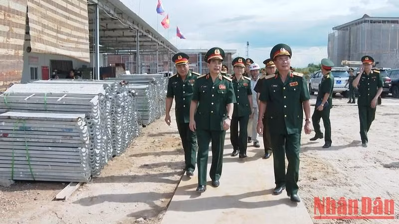 Le général Phan Van Giang est allé inspecter les travaux de construction du projet d’internat de culture ethnique de l’armée populaire du Laos.
