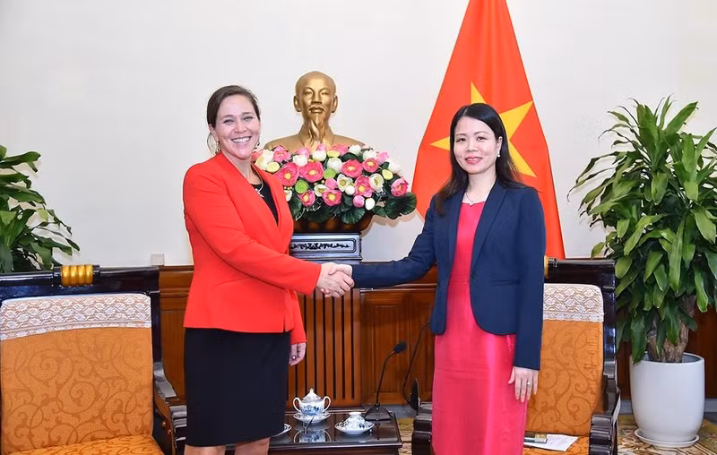 L’assistante du ministre vietnamien des Affaires étrangères, Nguyen Minh Hang, et Emily Blanchard, économiste en chef au Département d’État américain. Photo : baoquocte.