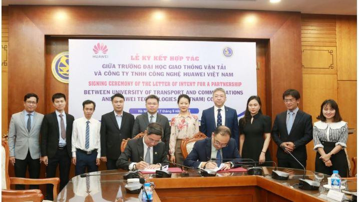La cérémonie de signature du protocole d'accord entre Huawei et l'UTC. Photo : baodautu.vn