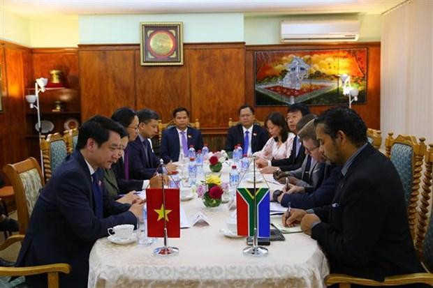 Séance de travail entre le président de la Commission des relations extérieures de l’Assemblée nationale vietnamienne, Le Anh Tuan, et le vice-ministre de la Coopération et des Relations internationales, Alvin Botes. Photo: VNA