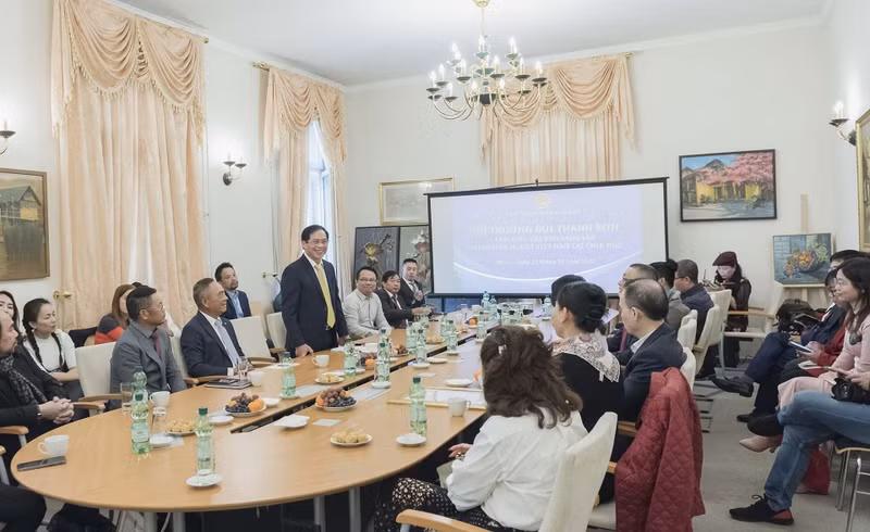 Le ministre vietnamien des Affaires étrangères, Bui Thanh Son, à la rencontre avec les représentants de la communauté vietnamienne en Allemagne. Photo : thoidai.com.vn