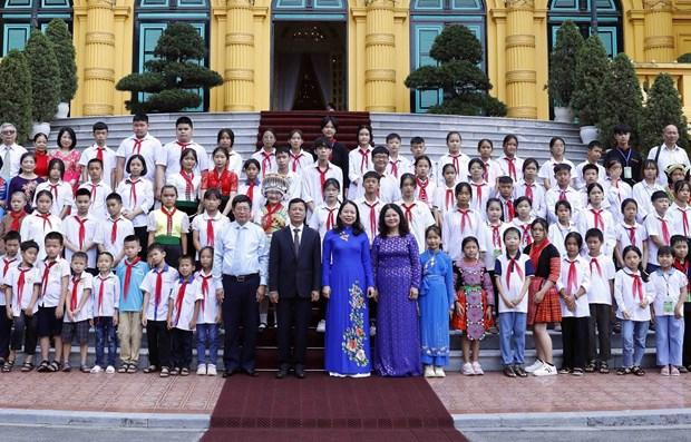 La vice-présidente Vo Thi Anh Xuân pose avec les enfants, à Hanoi, le 10 septembre. Photo: VNA