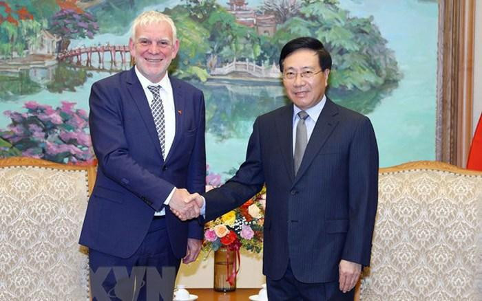 Le Vice-Premier ministre permanent Pham Binh Minh et Jochen Flasbarth, secrétaire d’État au ministère fédéral allemand de la Coopération économique et du Développement. Photo : VNA.