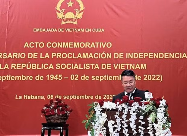 L'ambassadeur du Vietnam à Cuba, Lê Thanh Tùng, s'exprime lors de la cérémonie. Photo : VNA.