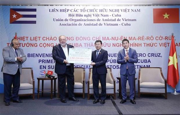 Le président de la Commission des Affaires extérieures de l'Assemblée nationale, aussi président de l'Association d'amitié Vietnam-Cuba, Vu Hai Ha, offre symboliquement des cadeaux au peuple cubain. Photo : VNA