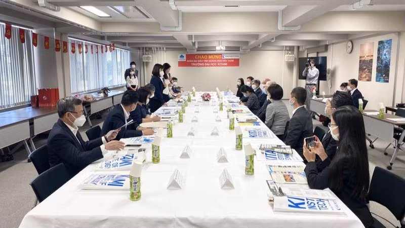 La vice-présidente du comité populaire de Quang Ninh, Nguyên Thi Hanh, a présenté la situation socioéconomique de la province. Photo : thoidai.com.vn