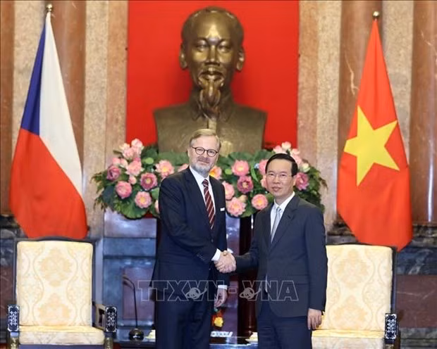 Le Président vietnamien, Vo Van Thuong (à droite), et le Premier ministre tchèque, Petr Fiala. Photo : VNA.