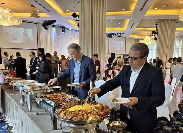 Les invités se régalent de la cuisine traditionnelle musulmane lors de l'événement. Photo : VNA. Les invités se régalent de la cuisine traditionnelle musulmane lors de l'événement. Photo : VNA.